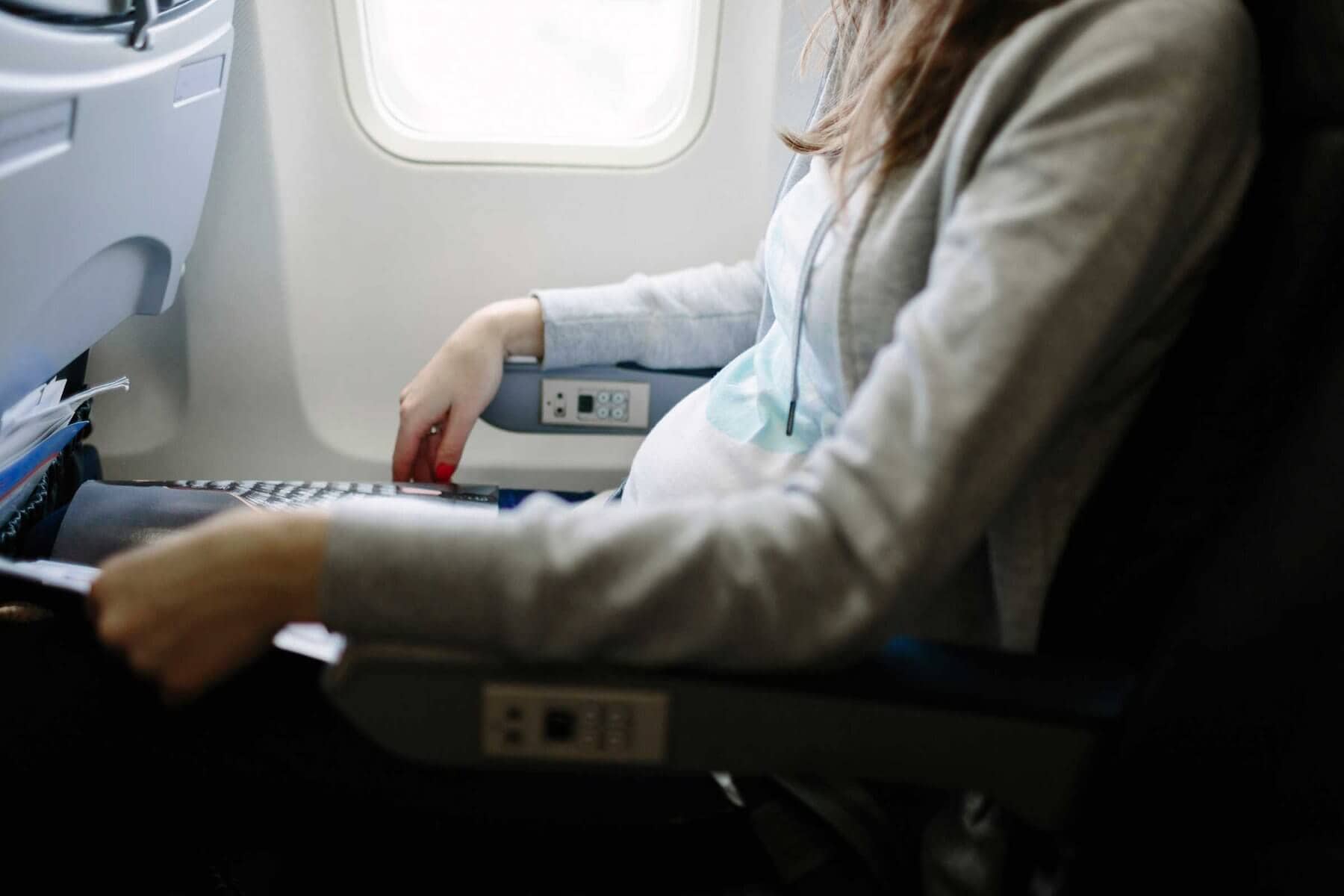 Bà bầu đi máy bay có ảnh ảnh hưởng đến thai nhi không? 3