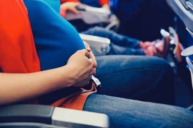 Bà bầu đi máy bay có ảnh ảnh hưởng đến thai nhi không? 1