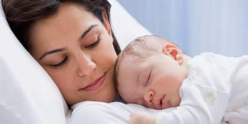 Khi bé sơ sinh hay vặn mình ngủ không ngon giấc thì chứng tỏ cơ thể của bé có chỗ nào không khỏe không?