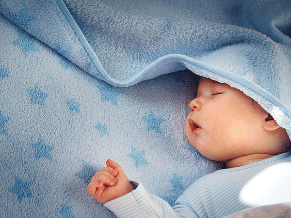 Khi bé sơ sinh hay vặn mình ngủ không ngon giấc thì chứng tỏ cơ thể của bé có chỗ nào không khỏe không?