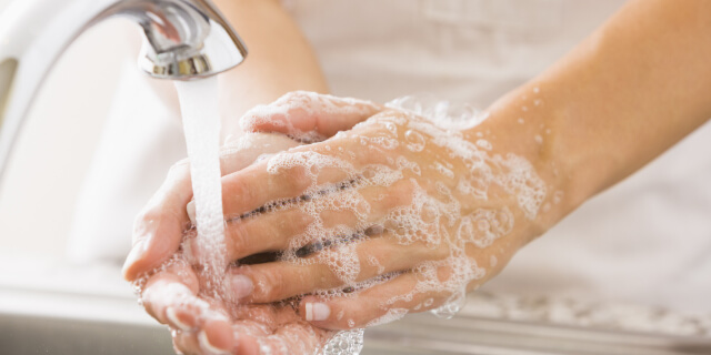 Rửa tay trước khi ăn và không ăn rau sống có liên quan gì đến bệnh giun đũa