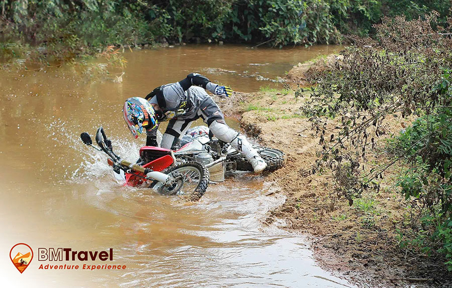trai-nghiem-chuyen-di-xa-7-ngay-tu-ha-noi-den-mai-chau-cung-voi-vietnam-motorbike-tours-2