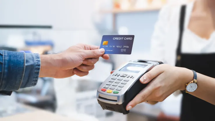Tại sao thẻ tín dụng có nhiều người sử dụng dù biểu phí cao? 1